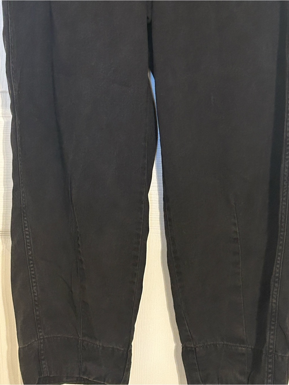 Everlane The Utility Barrel Pant in Buttersoft Tencel Black - Women's size 6 - Picture 6 of 11